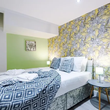 The Ecclesian - Upscale Near Trafford Centre & Eccles Train Station Apartment *