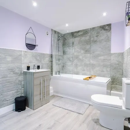 The Ecclesian - Upscale Near Trafford Centre & Eccles Train Station