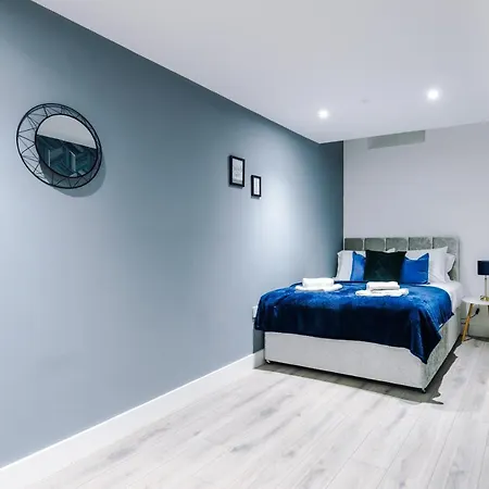 The Ecclesian - Upscale Near Trafford Centre & Eccles Train Station Manchester