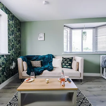 The Ecclesian - Upscale Near Trafford Centre & Eccles Train Station