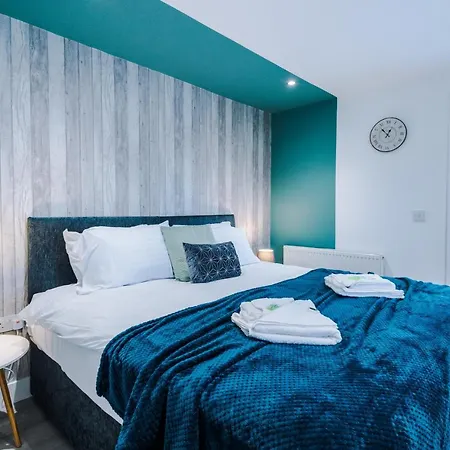 The Ecclesian - Upscale Near Trafford Centre & Eccles Train Station Apartment