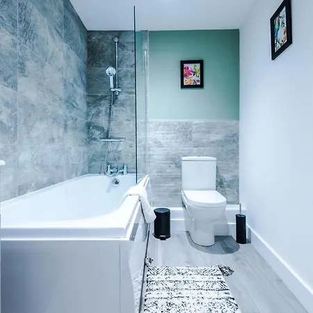 The Ecclesian - Upscale Near Trafford Centre & Eccles Train Station *