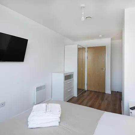 Guestready - Serene Getaway In Salford *