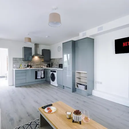 The Ecclesian - Upscale Near Trafford Centre & Eccles Train Station Apartment