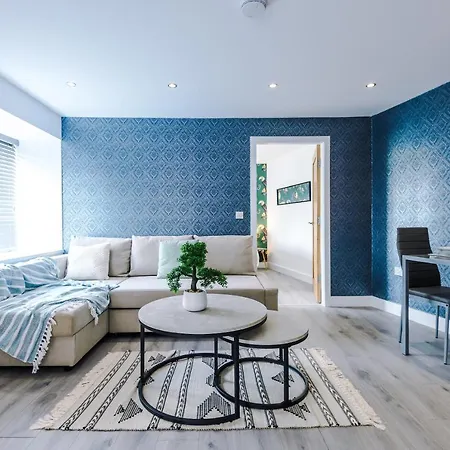 The Ecclesian - Upscale Near Trafford Centre & Eccles Train Station Apartment