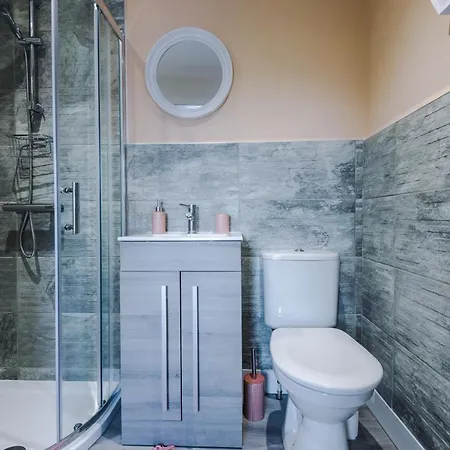 The Ecclesian - Upscale Near Trafford Centre & Eccles Train Station Apartment
