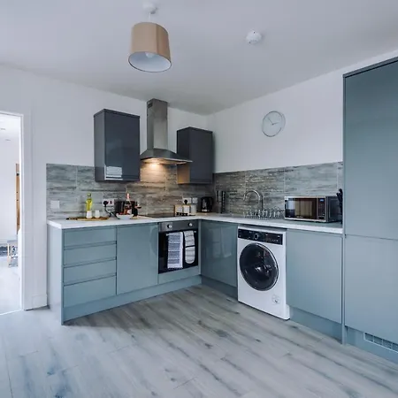 The Ecclesian - Upscale Near Trafford Centre & Eccles Train Station *