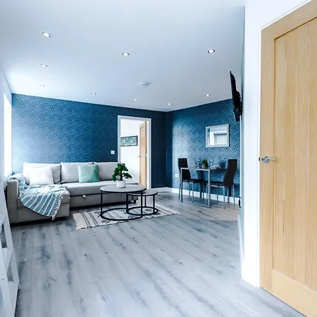 The Ecclesian - Upscale Near Trafford Centre & Eccles Train Station Apartment
