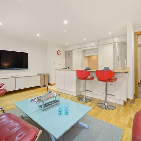 Lovely 2 Double Bedroom Flat With Patio * Manchester
