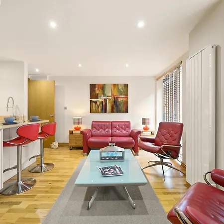 Lovely 2 Double Bedroom Flat With Patio Apartment *