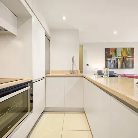Lovely 2 Double Bedroom Flat With Patio Apartment *