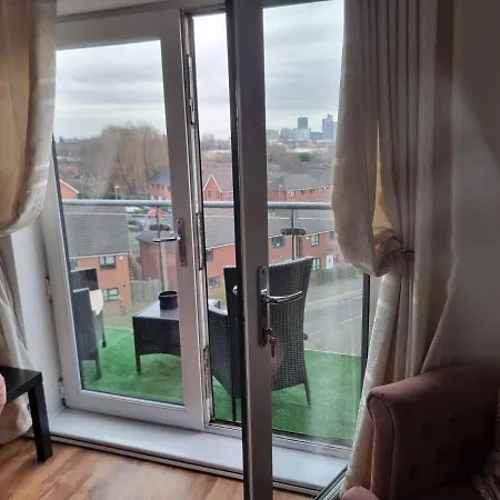 Apartment Impeccable 2-bed In Salford Manchester