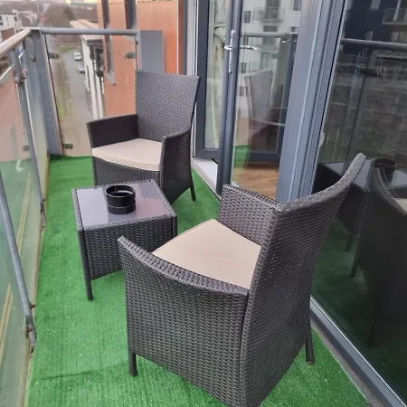 Impeccable 2-bed In Salford *