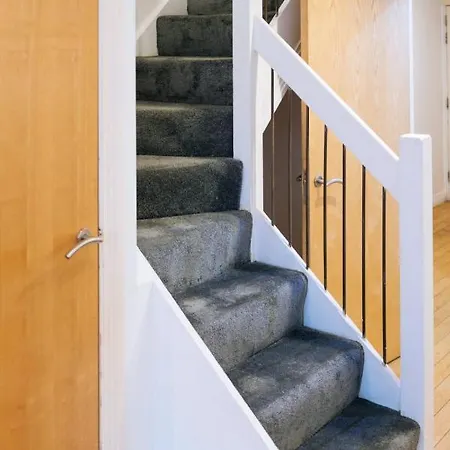 Apartament Stylish And 2 Bedroom Flat In