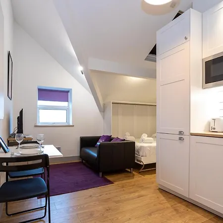 Pillo Serviced - Salford Apartment