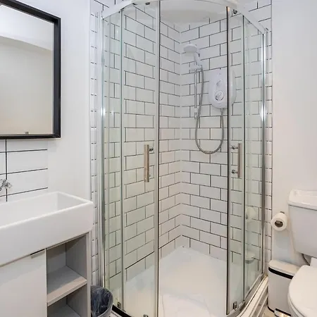 Pillo Serviced - Salford *