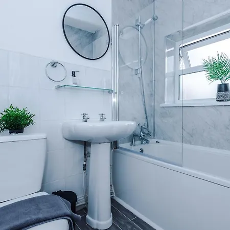 Holiday home 1 Mile To Etihad Stadium & Coop Arena, Free Parking, 7 Ppl *