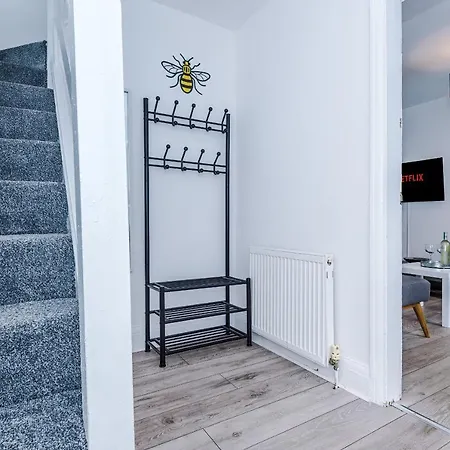 Half Mile To Etihad Stadium & Coop Arena, Free Parking, 6 Ppl Holiday home *