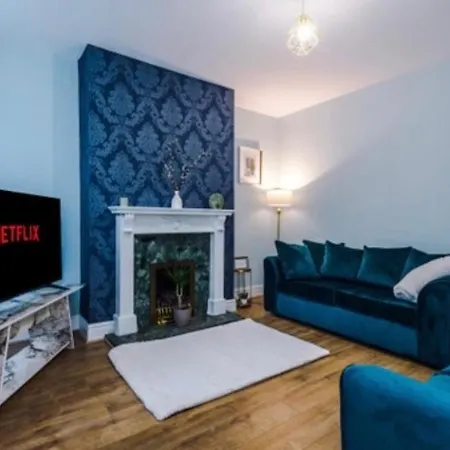 Holiday home 3 Bed Property, Upto 8 Guests Near Centre *