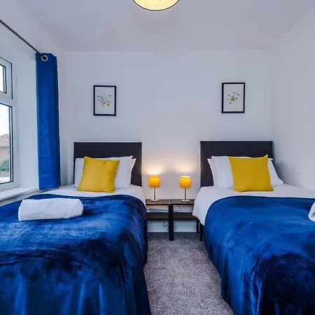Half Mile To Etihad Stadium & Coop Arena, Free Parking, 6 Ppl Holiday home *