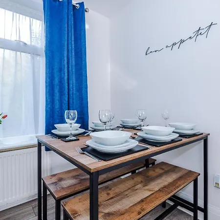 Half Mile To Etihad Stadium & Coop Arena, Free Parking, 6 Ppl Holiday home