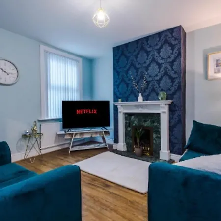 3 Bed Property, Upto 8 Guests Near Centre