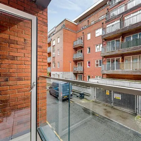 Stylish 2 Bed Apt In Centre *