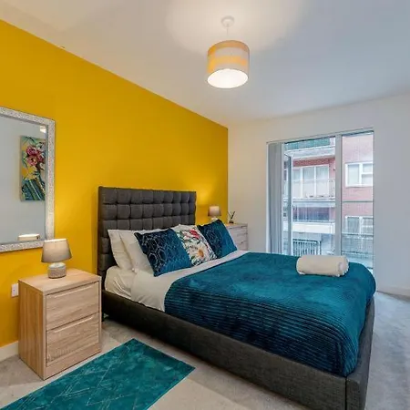 Stylish 2 Bed Apt In Centre アパート