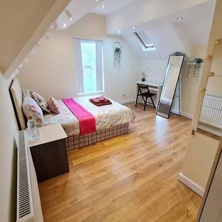 Apartment Luxury Up To 6 People, Opposite Tram, Chorlton, Balcony
