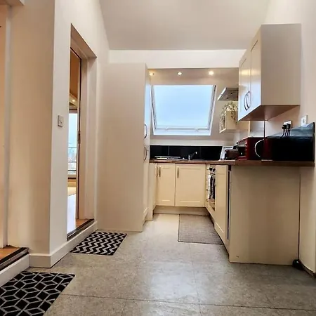 Luxury Up To 6 People, Opposite Tram, Chorlton, Balcony Manchester