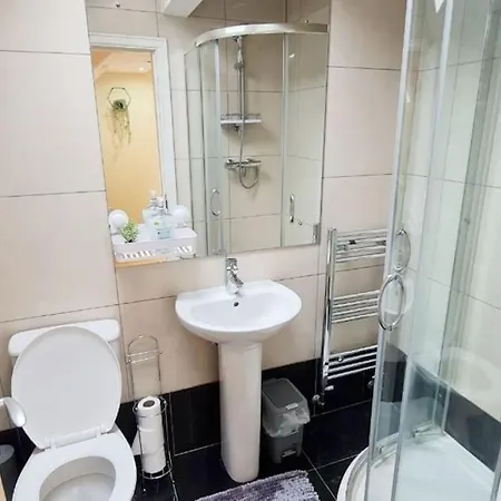 Luxury Up To 6 People, Opposite Tram, Chorlton, Balcony * Manchester