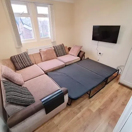 Luxury Up To 6 People, Opposite Tram, Chorlton, Balcony