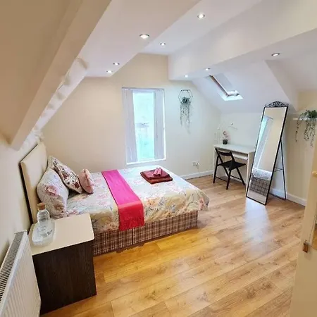 Apartment Luxury Up To 6 People, Opposite Tram, Chorlton, Balcony