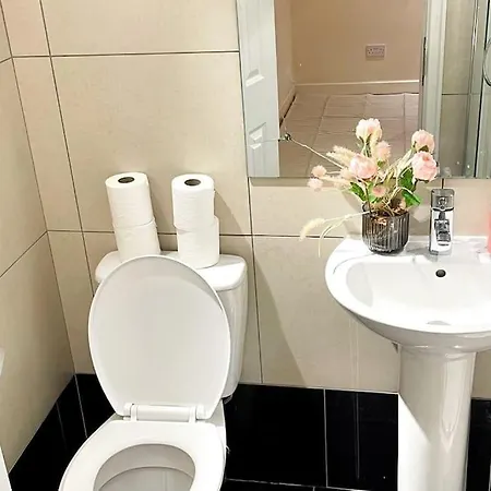 Luxury Up To 6 People, Opposite Tram, Chorlton, Balcony *