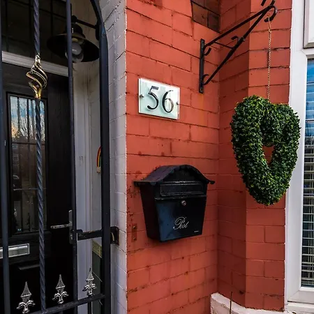 3 Bed Property, Upto 8 Guests Near Centre *