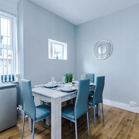 3 Bed Property, Upto 8 Guests Near Centre Manchester