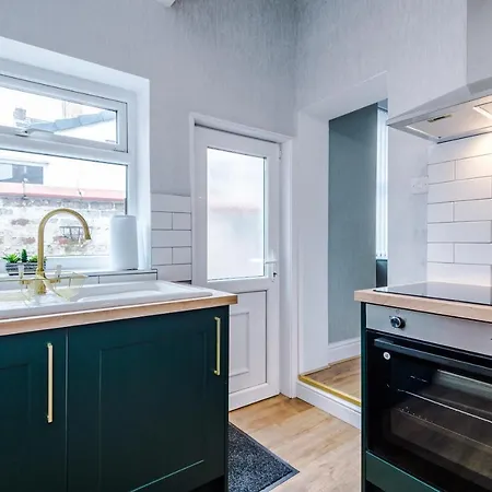 3 Bed Property, Upto 8 Guests Near Centre Manchester