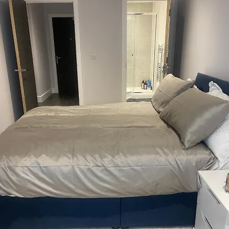 Hallmark Tower Apartment *