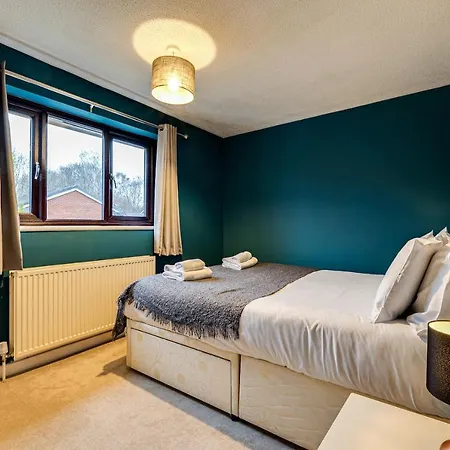 Centrally Located Elegant 2 Bed House In Chorlton *
