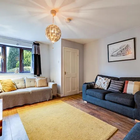 Centrally Located Elegant 2 Bed House In Chorlton