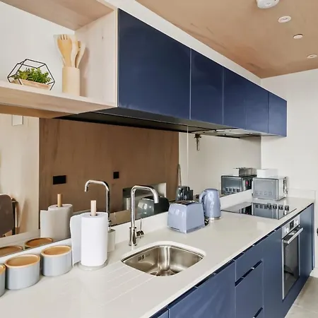 Skygardens-dazzling Boutique Apartment
