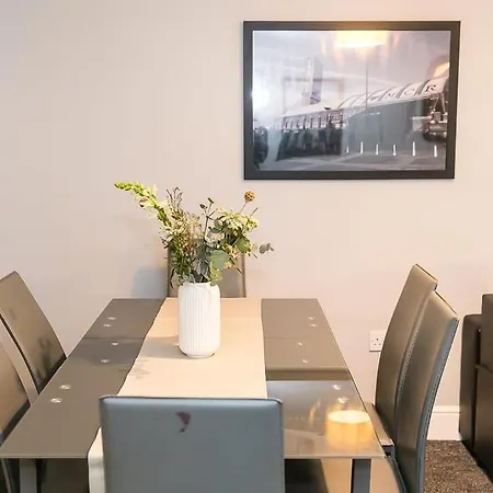アパート Large 2 Bedroom Sleeps 6 マンチェスター