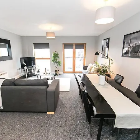 Super Spacious 2 Bed Apartmán *