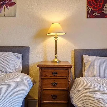 Tallis House, Sleeps 5, Near Centre, Free Parking, Long Or Short - By Nmb