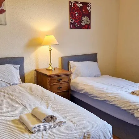 Tallis House, Sleeps 5, Near Centre, Free Parking, Long Or Short - By Nmb