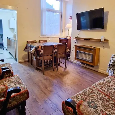 Holiday home Tallis House, Sleeps 5, Near Centre, Free Parking, Long Or Short - By Nmb Manchester