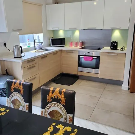 Beautiful & Elegant 2 Bed House * Manchester