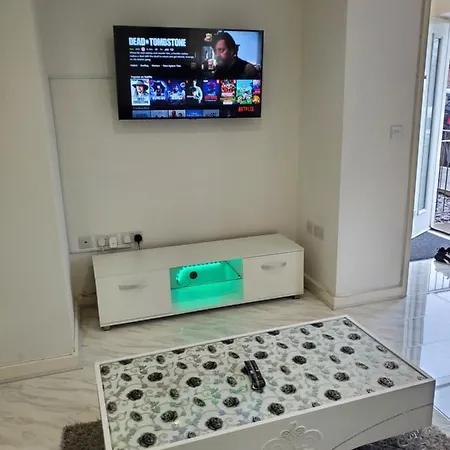Beautiful & Elegant 2 Bed House 아파트 맨체스터