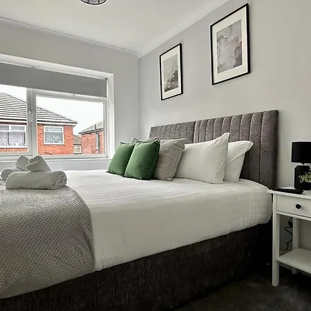 Prázdninový dům Homely 3 Bedroom House With Parking & Garden - Near Etihad Stadium - Manchester