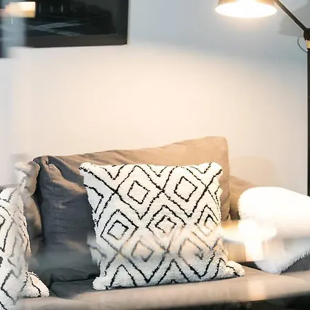 Centre Launch Pad Sleeps 4 *